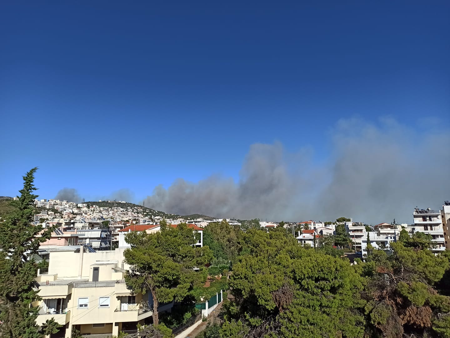 Νταού Πεντέλης: Μεγάλη κινητοποίηση της πυροσβεστικής – Μήνυμα από το 112-1