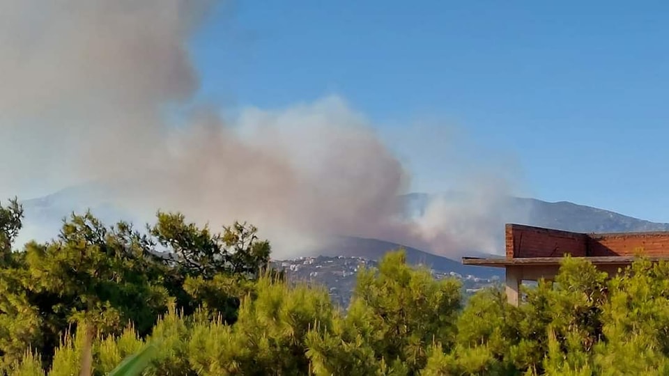 Νταού Πεντέλης: Μεγάλη κινητοποίηση της πυροσβεστικής – Μήνυμα από το 112-2