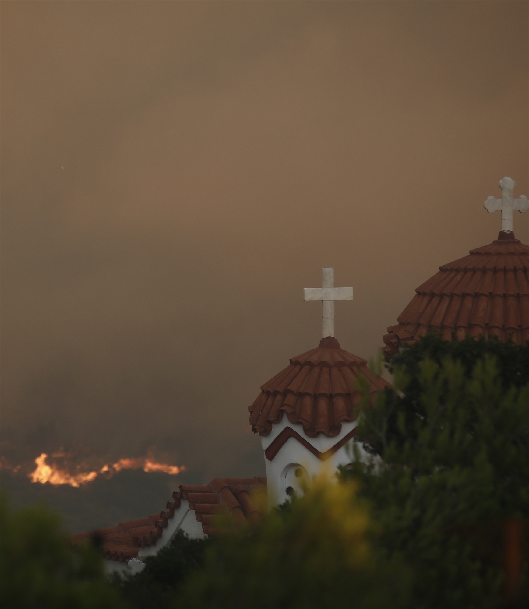 Οι φλόγες τυλίγουν πάλι την Πεντέλη-4