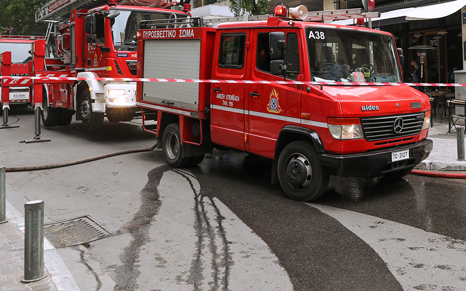 φωτιά-σε-εγκαταλελειμμένο-κτίριο-στο-561954250