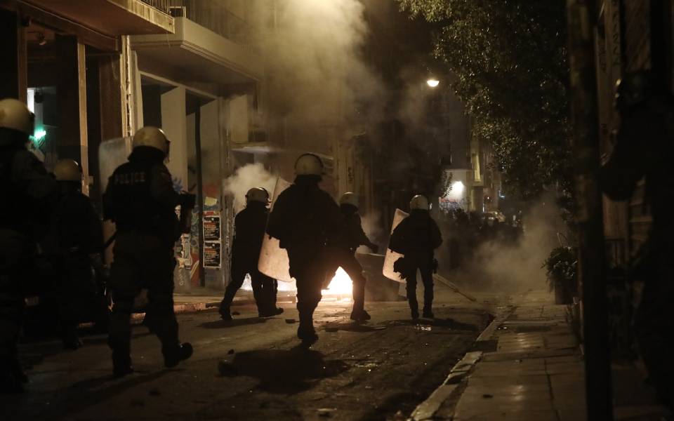 επίθεση-με-μολότοφ-εναντίον-ματ-στα-εξ-561957625