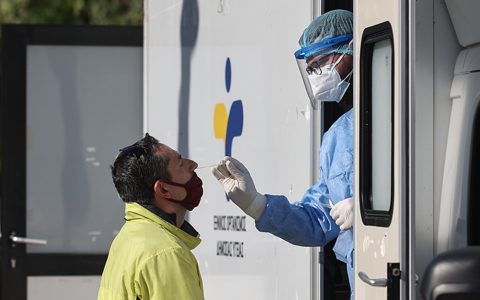 όμικρον-4-και-5-επίμονα-και-έντονα-τα-συμ-561964030
