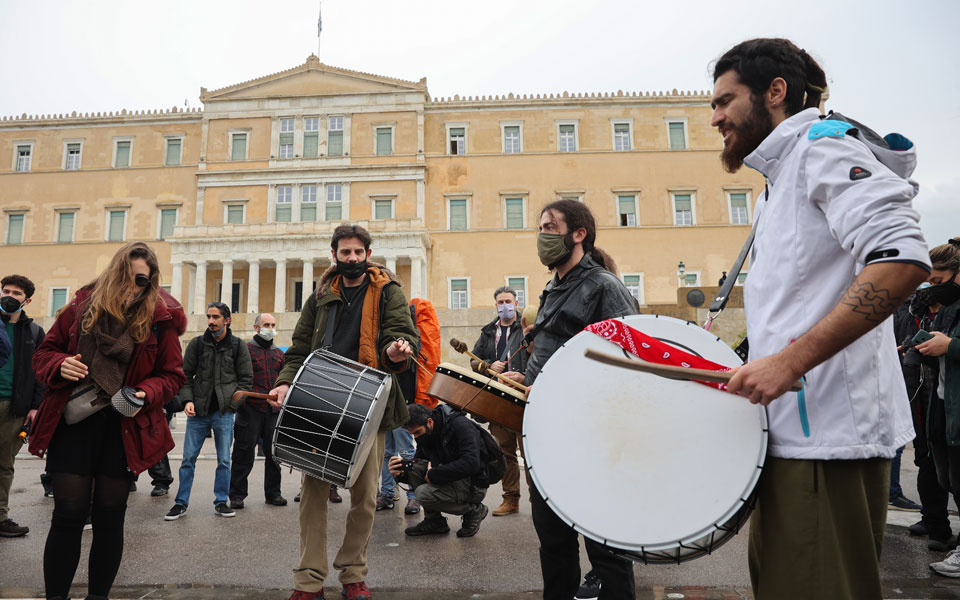 χέρι-βοήθειας-σε-τέχνες-και-χειροτέχν-561936115