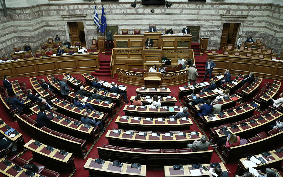 σφοδρή-σύγκρουση-για-την-παιδεία-και-τ-561957985