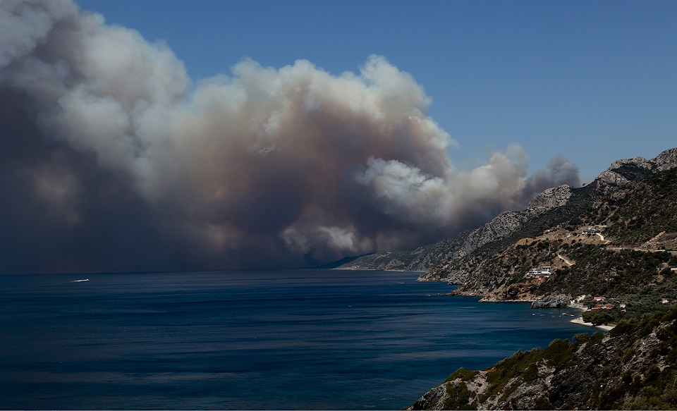 Μάχη σε πολλά πύρινα μέτωπα: Τιτάνιες προσπάθειες στο δάσος της Δαδιάς, κάηκαν σπίτια στη Λέσβο – Φωτιά και στη Μεσσηνία-4