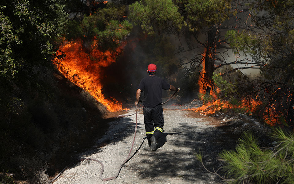 φωτιά-ένα-ενεργό-μέτωπο-στη-λέσβο-βελτ-561975949