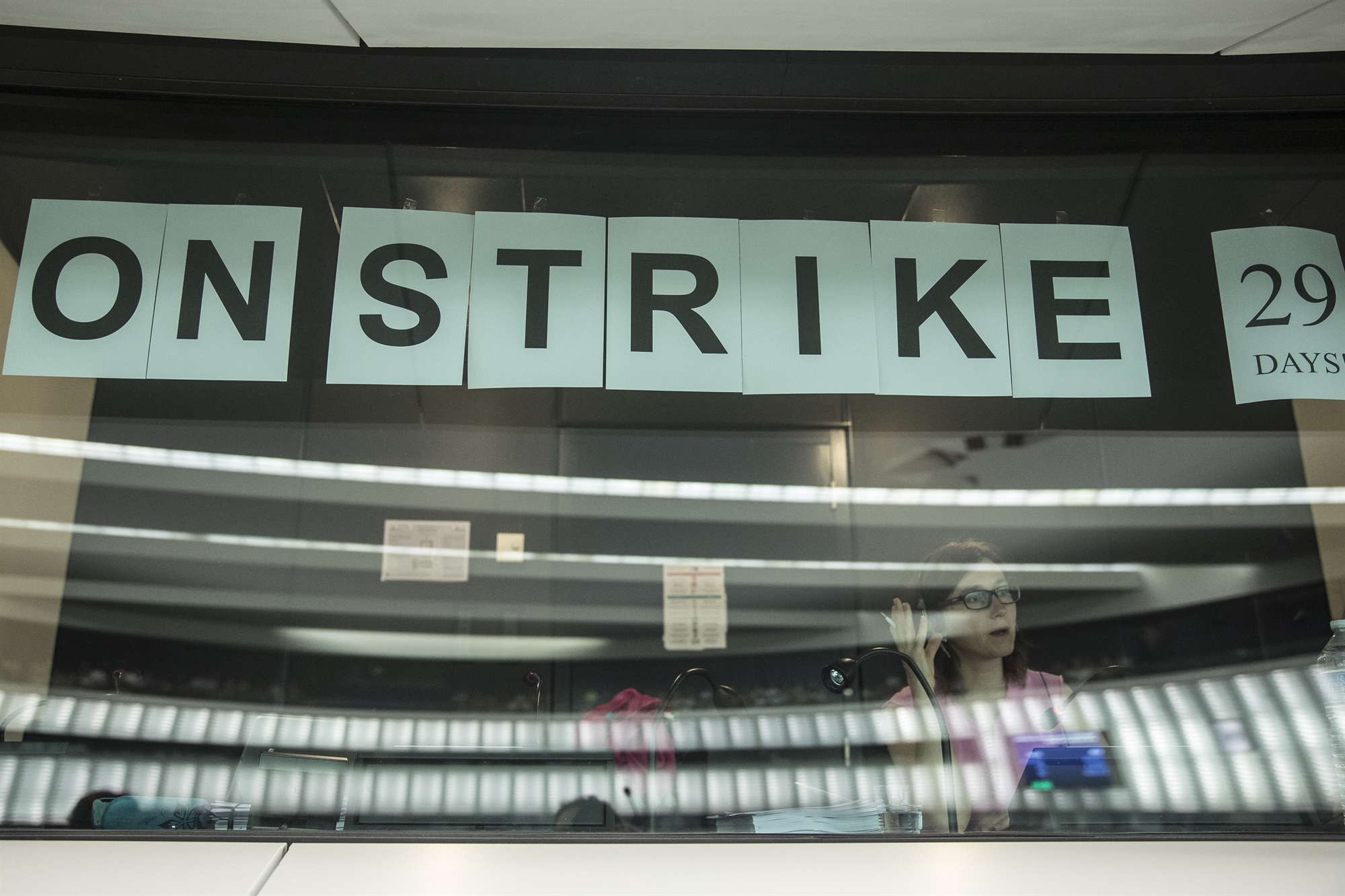 διερμηνείς-με-προβλήματα-στα-αυτιά-561937060