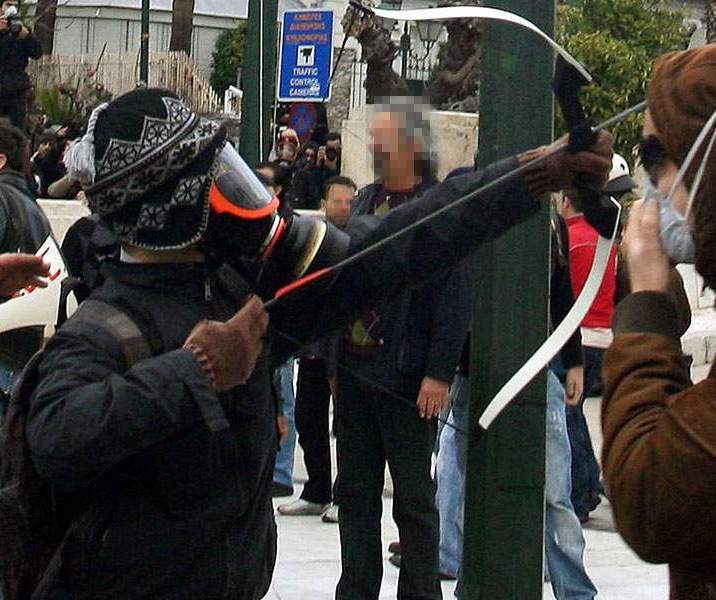 Μαύρο μπλοκ και στο βάθος «τοξοβόλος»-1