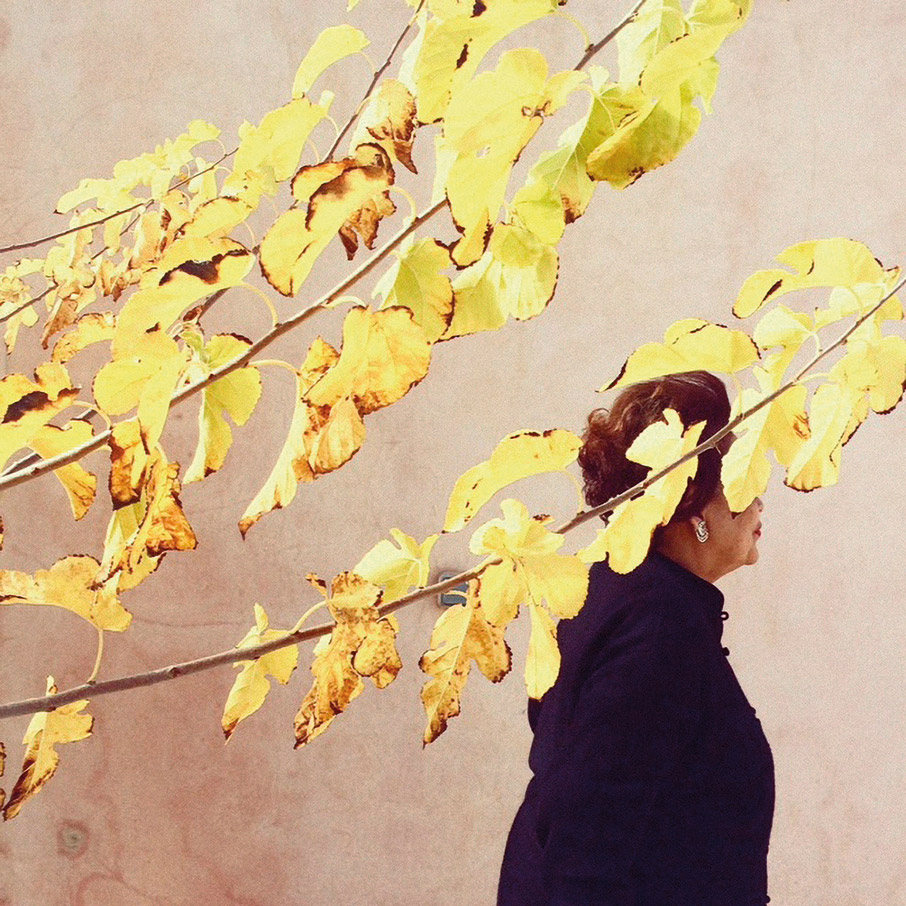 «Στον ίδιο χώρο»: Ένας φωτογραφικός διάλογος της Ειρήνης Βουρλούμη με τον ζωγράφο Ανδρέα Βουρλούμη-1