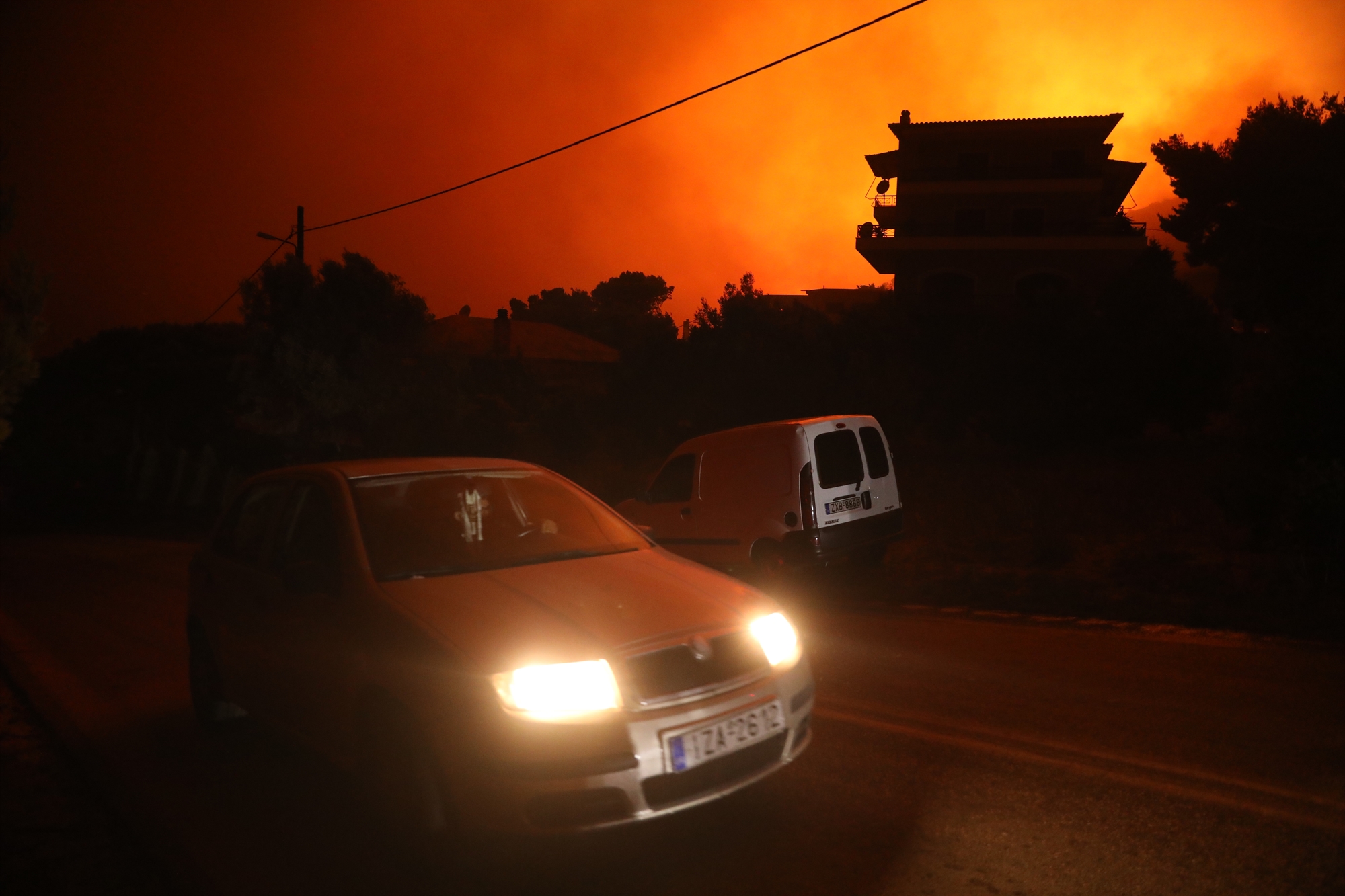 οι-φλόγες-τυλίγουν-πάλι-την-πεντέλη-561964399