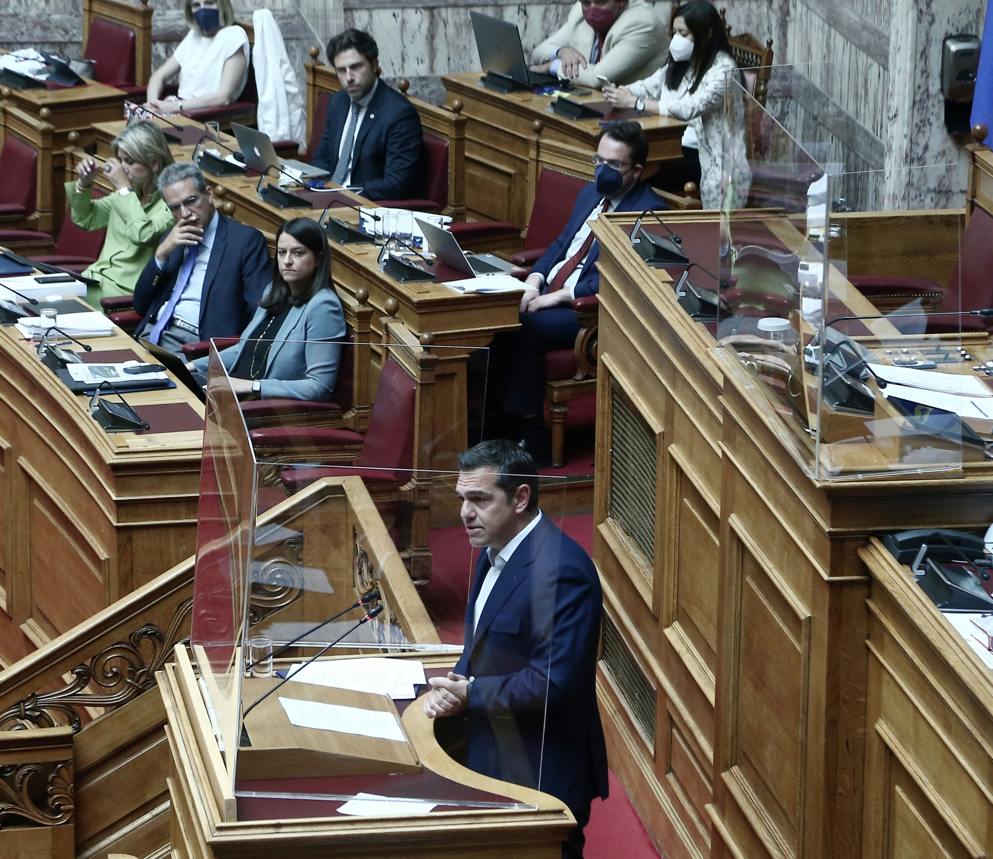 πολιτικός-καύσωνας-στη-βουλή-561957031