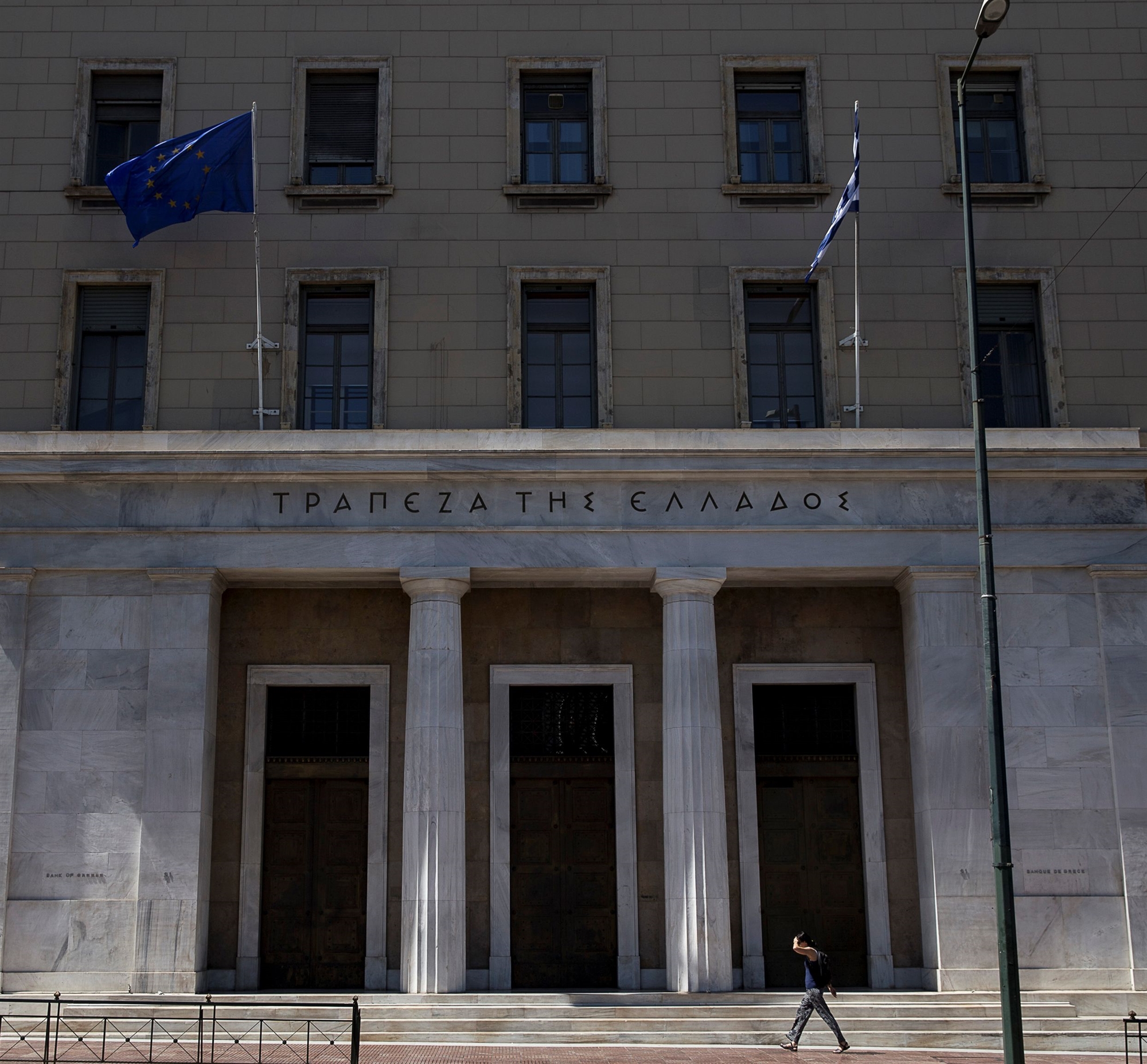 εκτός-τραπεζικού-συστήματος-το-80-των-ελ-561980521