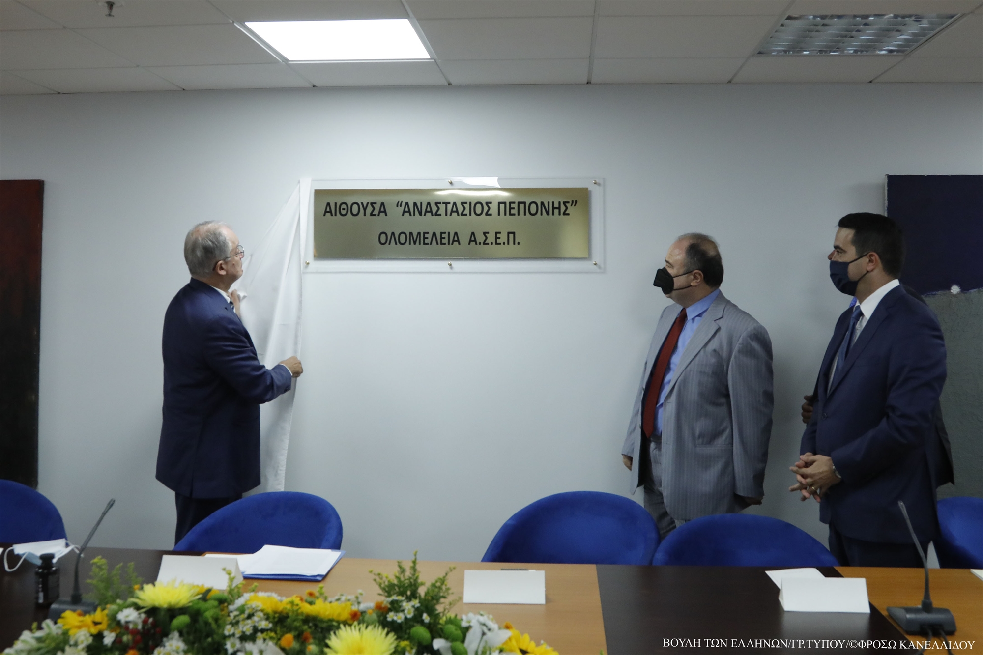 επαινοι-και-αιχμές-561964375