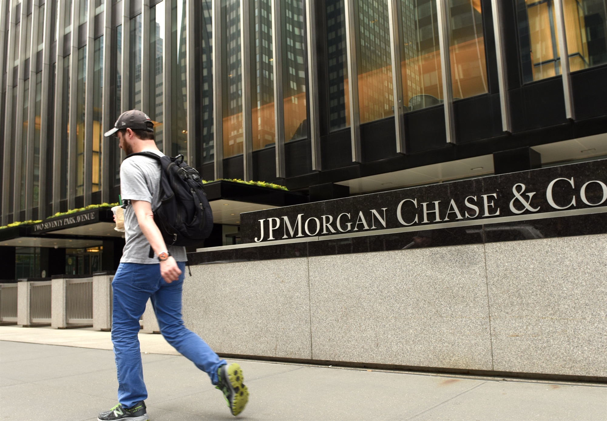 παγώνει-τις-επαναγορές-μετοχών-η-jpmorgan-chase-561957550