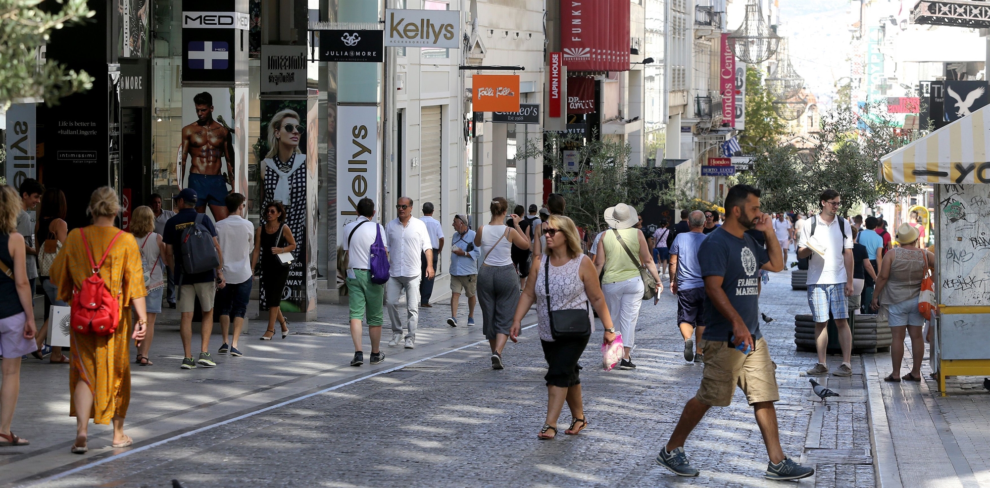 μειώνουν-δαπάνες-τα-νοικοκυριά-λόγω-α-561963154