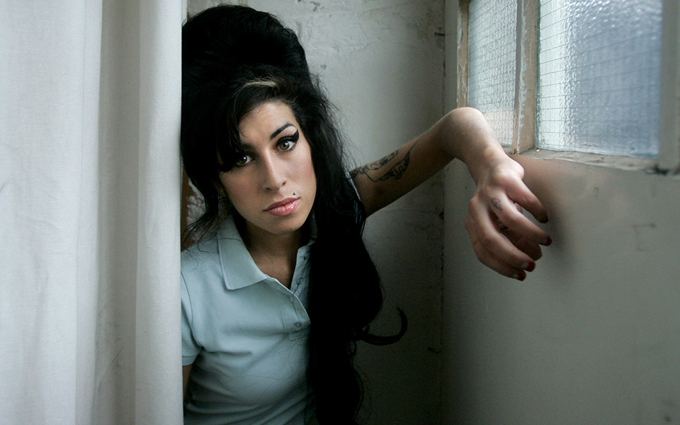 back-to-black-για-την-αδικοχαμένη-ποπ-σταρ-έιμι-561955957