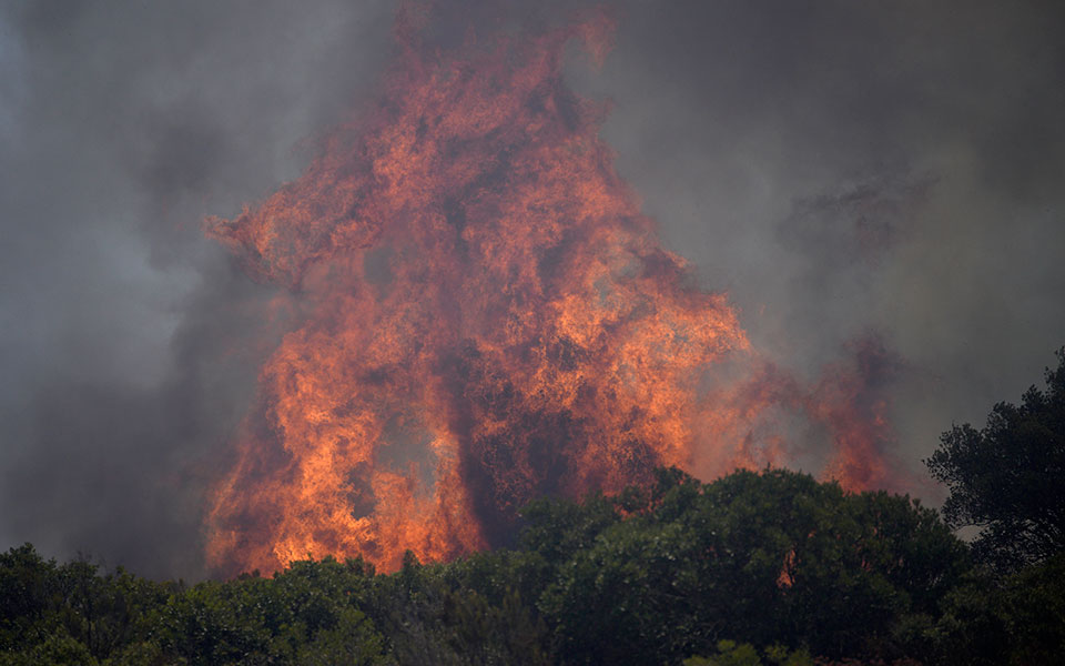 γαλλία-σε-πύρινο-κλοιό-πολλές-τουριστ-561946039