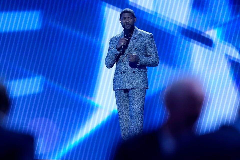 ο-usher-προσγειώνεται-στο-tiny-desk-concert-561936235