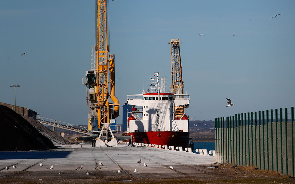 ρωσικό-πλοίο-με-στρατιωτικό-φορτίο-υ-561964021