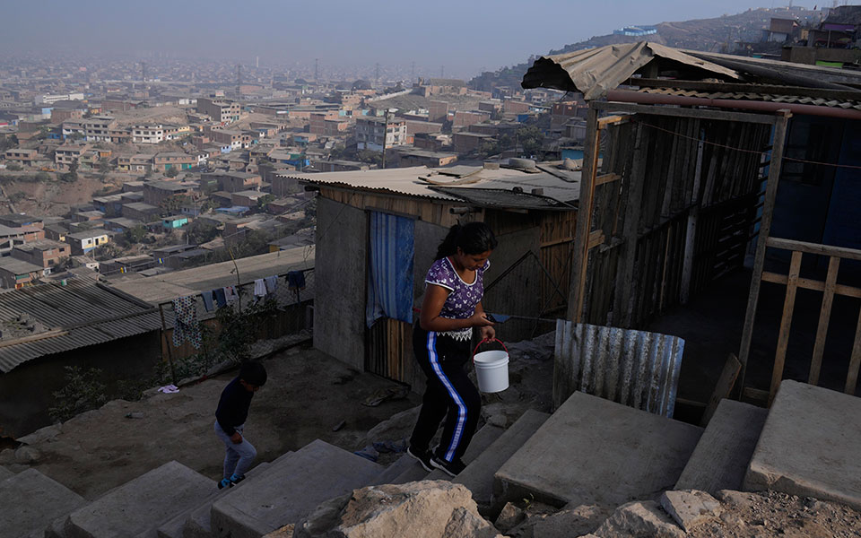 οηε-πάνω-από-70-εκατ-άνθρωποι-ολίσθησαν-561945145