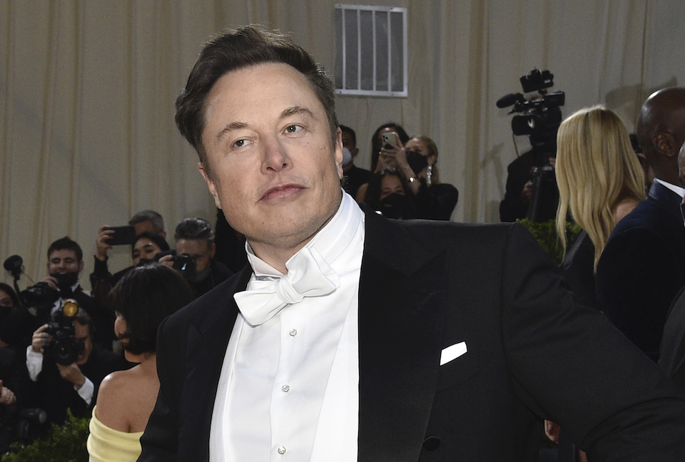 μασκ-ασυνήθιστη-σιγή-στο-twitter-561936799