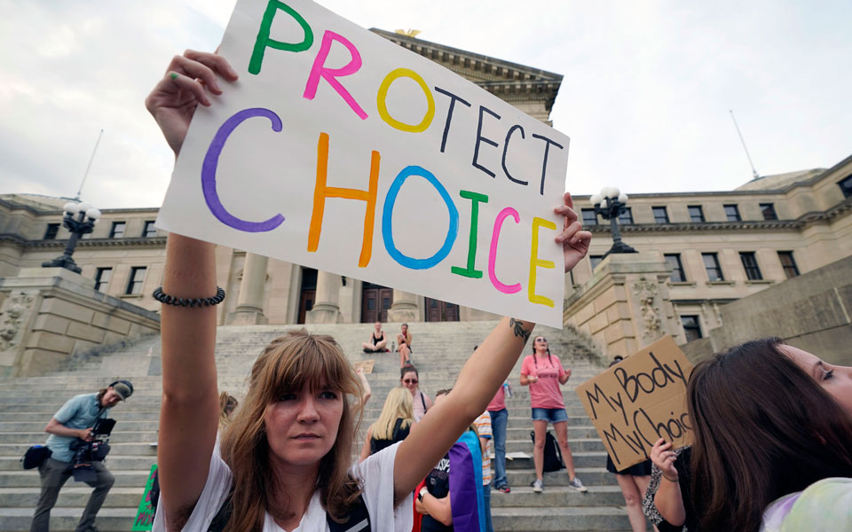 οι-γυναίκες-αντιμετωπίζονται-μόνο-σα-561939343