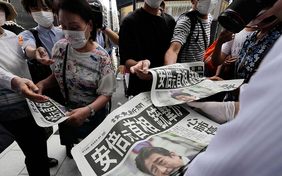 Πέθανε ο Σίνζο Άμπε – Υπέκυψε στα τραύματά του μετά την δολοφονική επίθεση-10