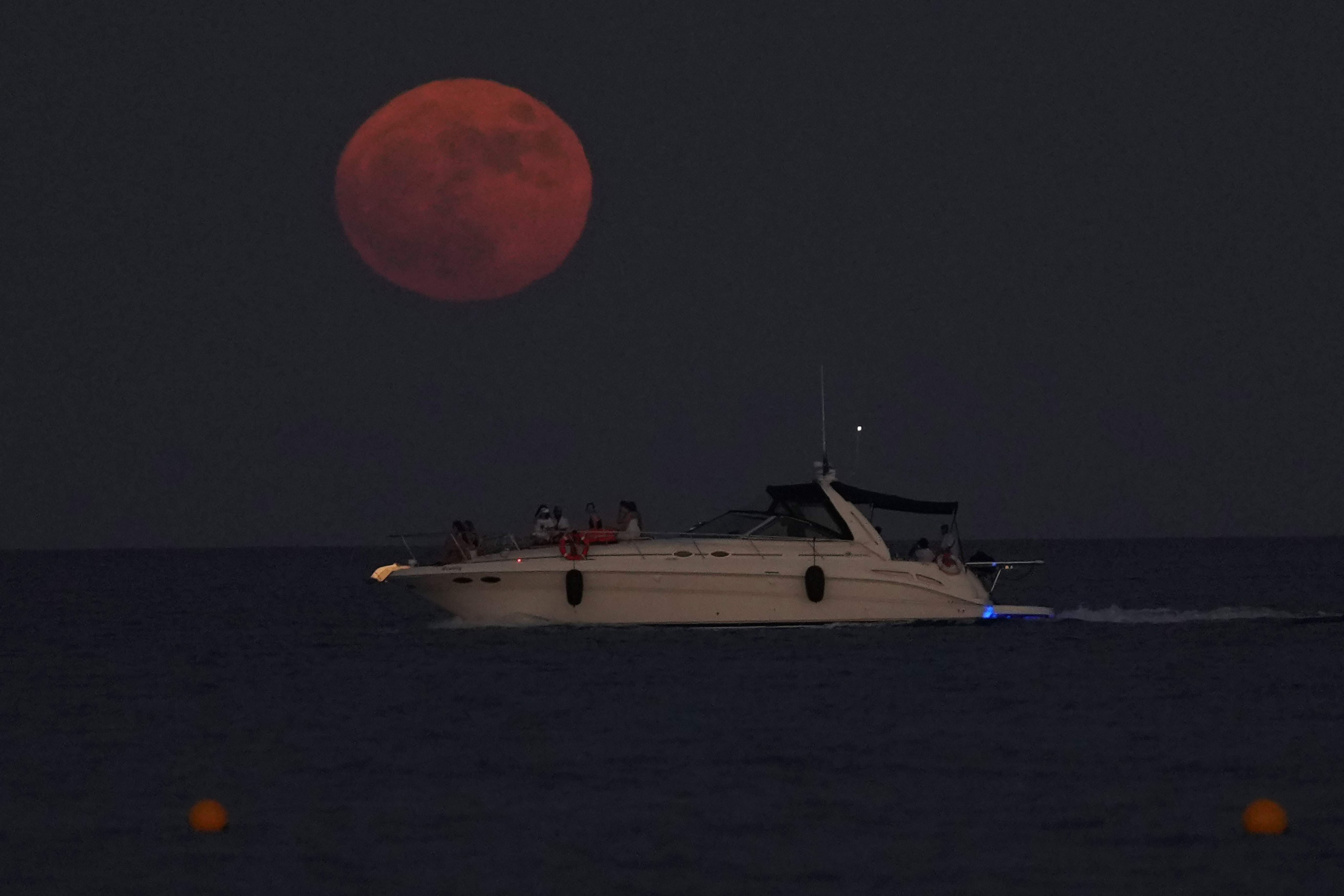 «Φεγγάρι του Ελαφιού»: Εντυπωσιακές εικόνες από την υπερπανσέληνο σε όλο τον κόσμο-3