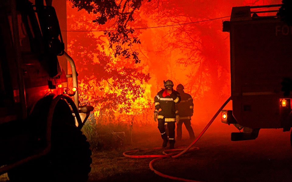 «Η κλιματική αλλαγή επηρεάζει τους πάντες»: Καύσωνας διαρκείας και πυρκαγιές δοκιμάζουν την Ευρώπη-6