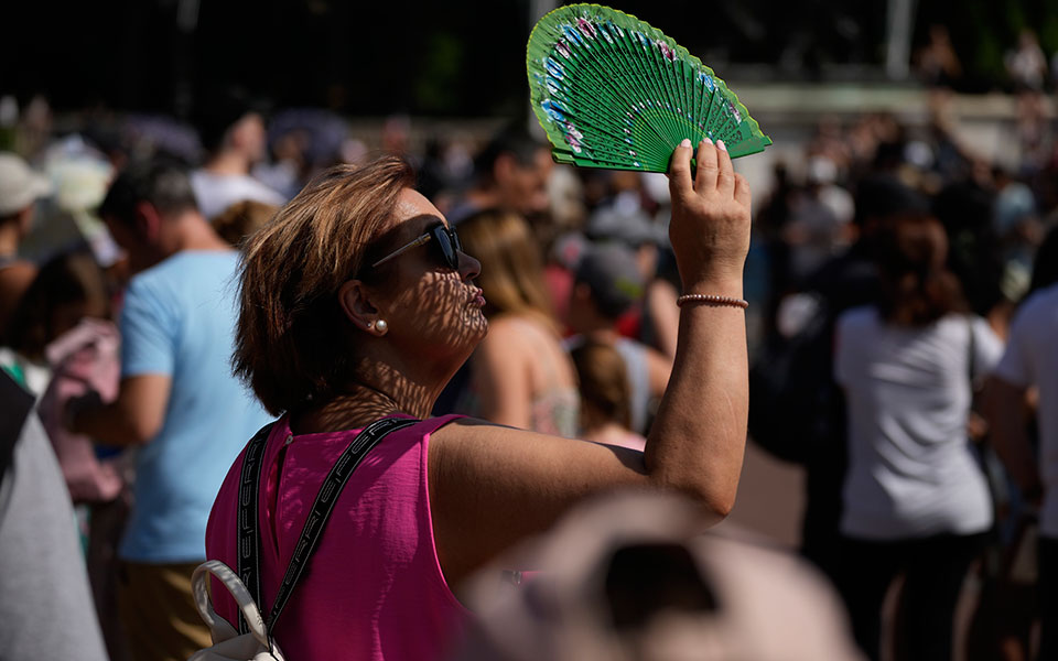 ο-πόλεμος-τορπιλίζει-την-πολιτική-κατ-561973612