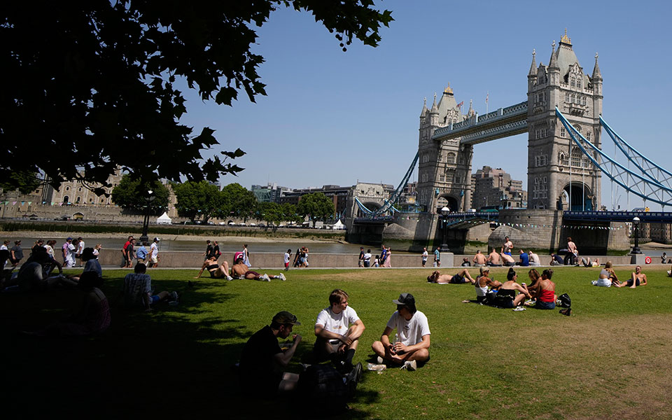 Ιστορικός καύσωνας στη Βρετανία: Θα έχει περισσότερη ζέστη από το 99% του πλανήτη-4