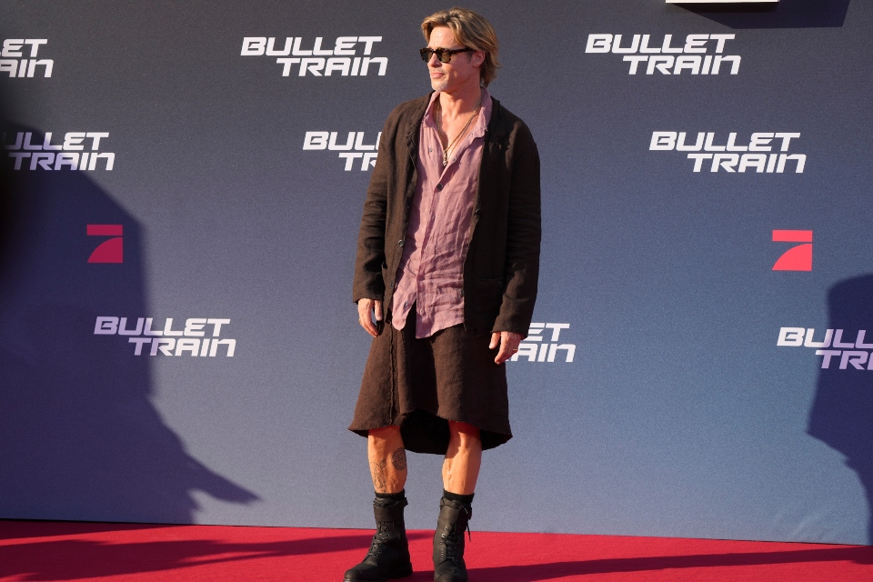 ο-μπραντ-πιτ-με-φούστα-στο-κόκκινο-χαλί-561965665