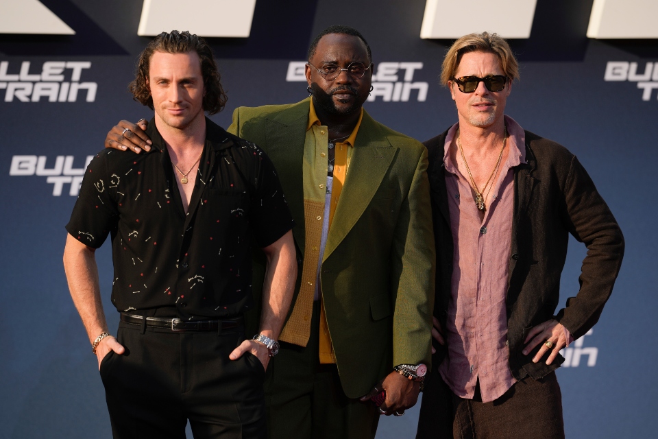 Ο Μπραντ Πιτ με φούστα στο κόκκινο χαλί-1