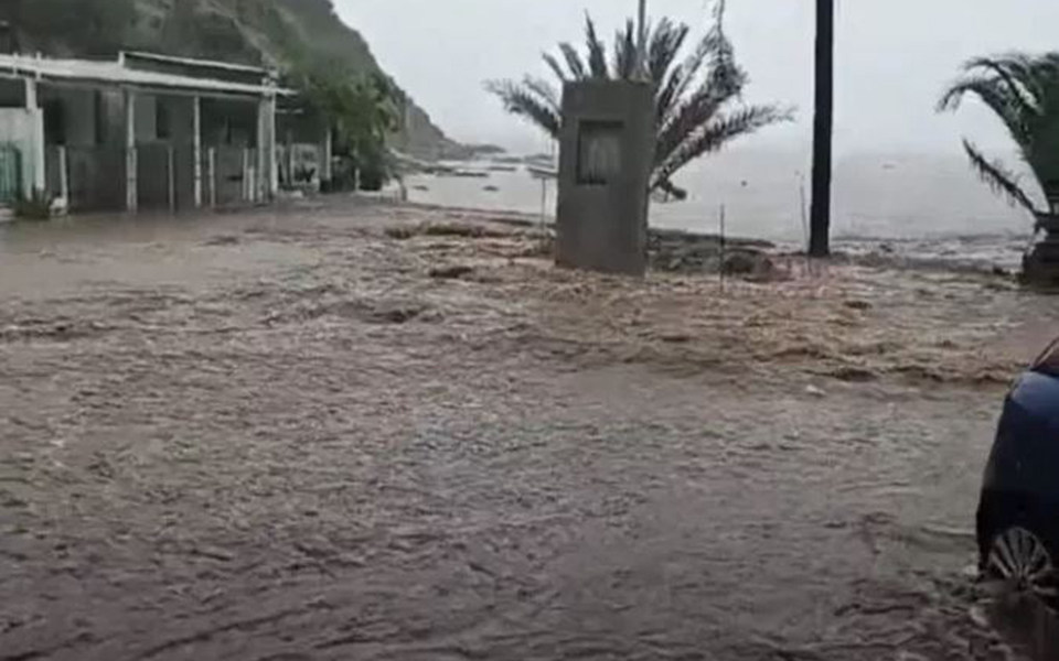 σε-κάτασταση-έκτακτης-ανάγκης-η-σκύρο-561950389