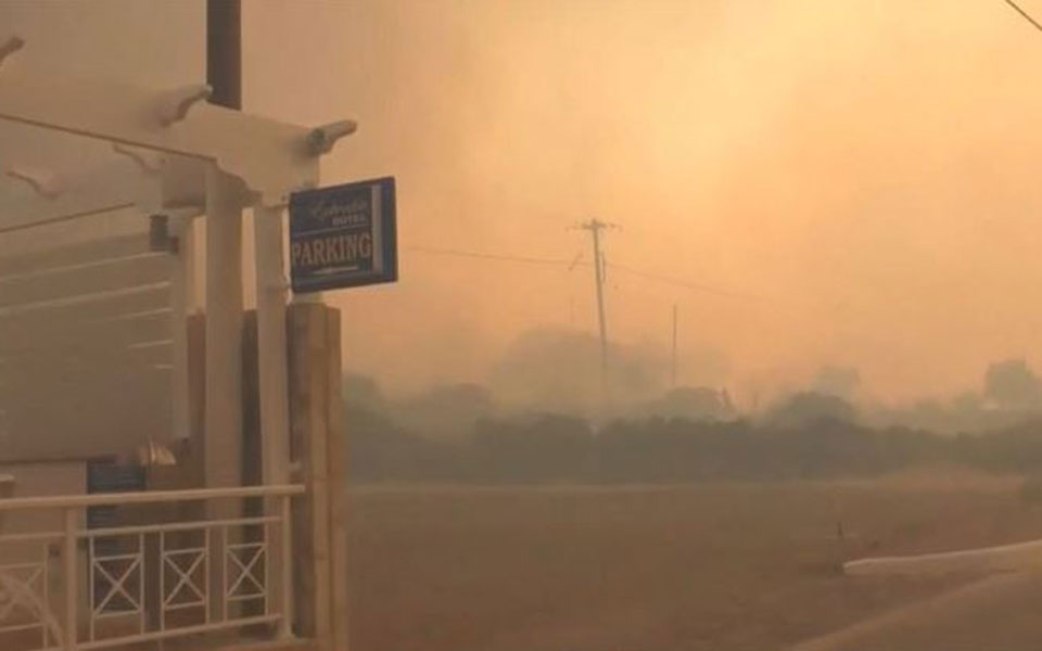 φωτιά-στη-λέσβο-κάηκαν-σπίτια-στα-βατε-561971410
