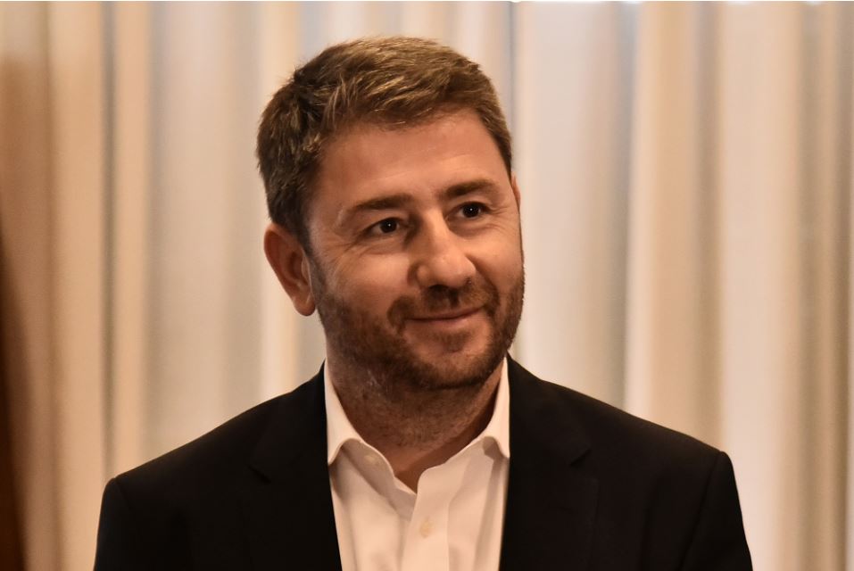 Θεωρείο: Βουλευτικές «μουσικές καρέκλες»-1