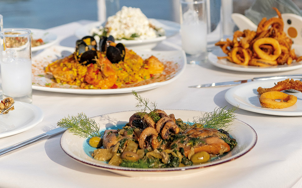 στη-σύρο-υπάρχει-μια-ταβέρνα-όπου-τρως-561956272