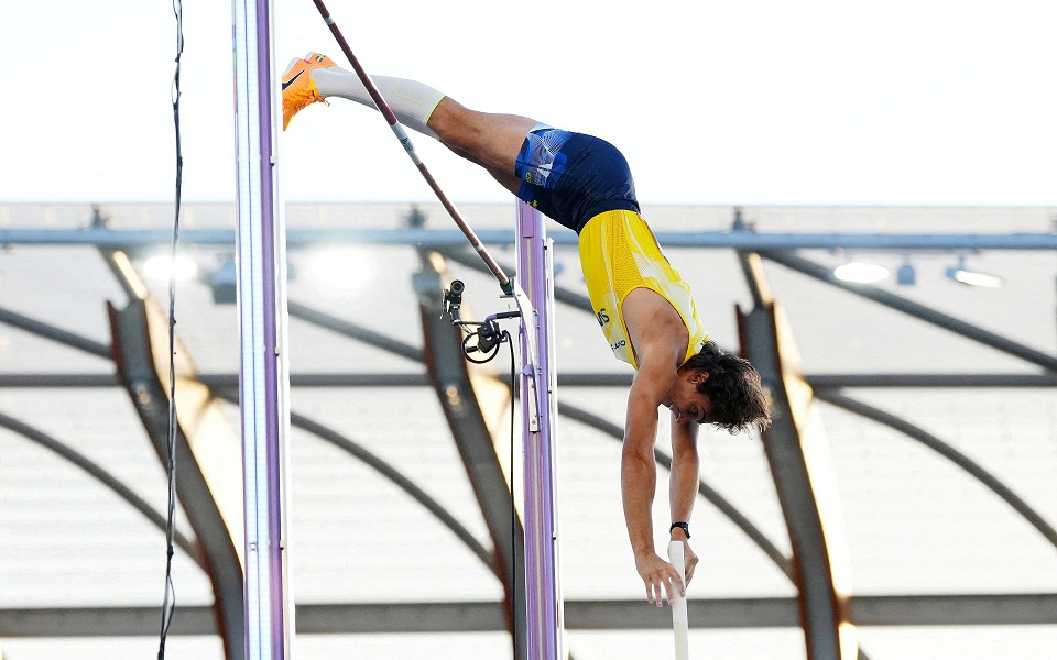 επί-κοντώ-χρυσό-με-παγκόσμιο-ρεκόρ-στα-561972208