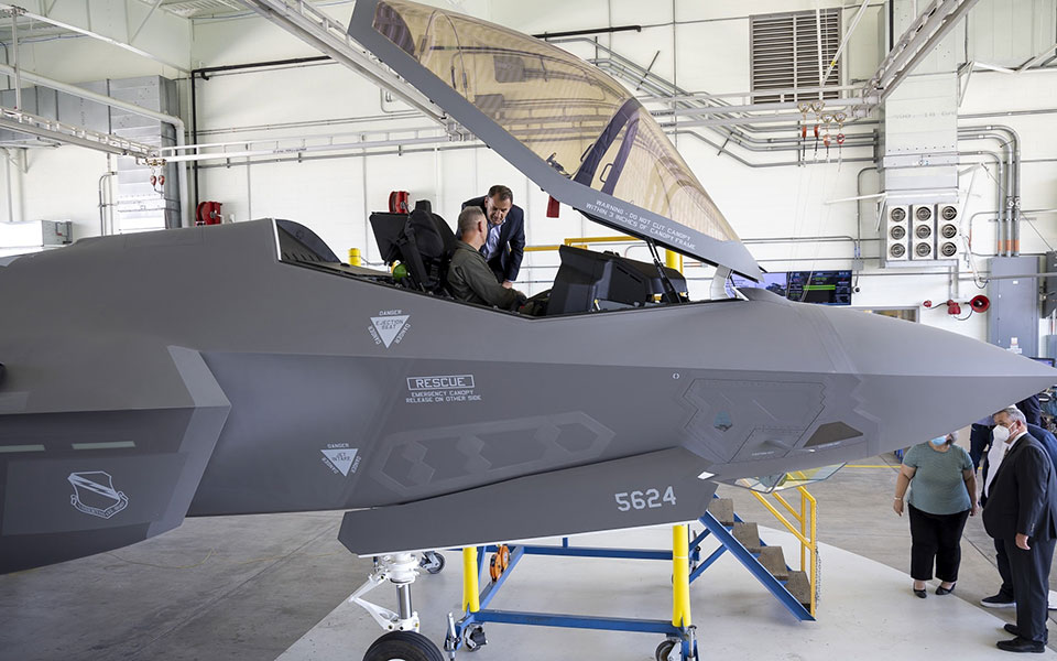 στις-εγκαταστάσεις-της-lockheed-martin-για-τα-f-35-ο-νί-561967654
