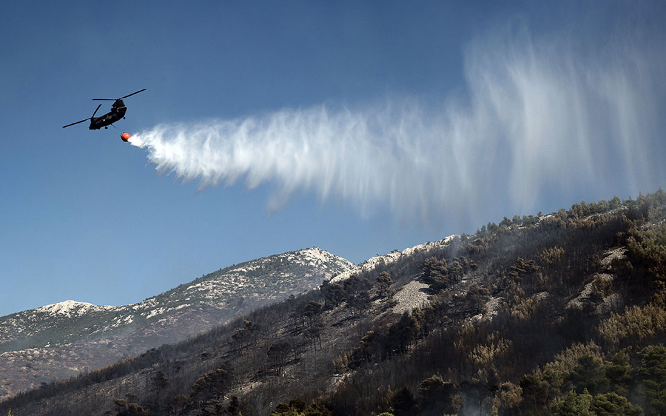 πυροσβεστική-μάχη-με-τις-φλόγες-στο-πό-561942157