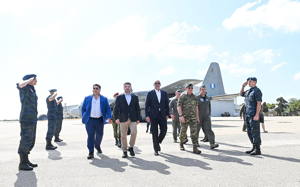 στη-σούδα-για-τα-f-35-οι-δένδιας-χαρδαλιάς-561963793