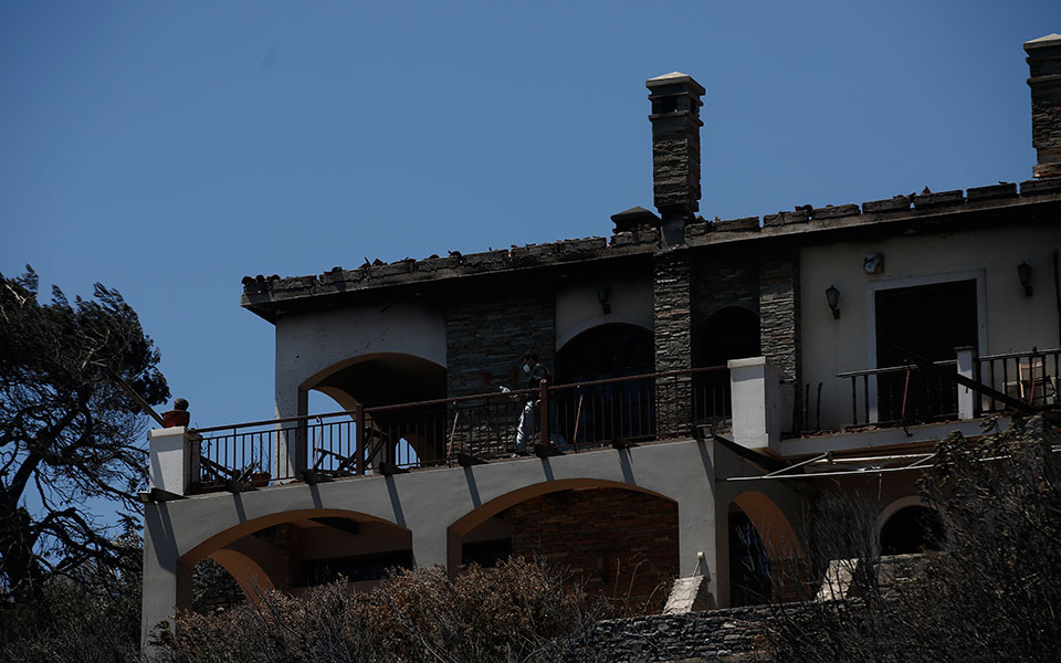 Φωτιά στην Πεντέλη: Μετρούν τις πληγές τους οι κάτοικοι – Καταστροφές σε σπίτια, κάηκαν οχήματα (φωτογραφίες)-7