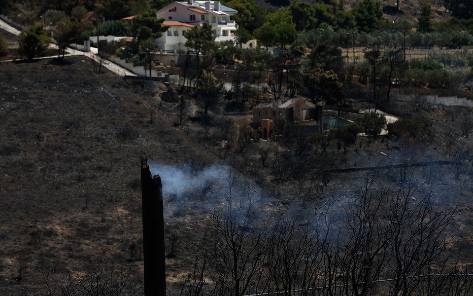 Φωτιά στην Πεντέλη: Μετρούν τις πληγές τους οι κάτοικοι – Καταστροφές σε σπίτια, κάηκαν οχήματα (φωτογραφίες)-8
