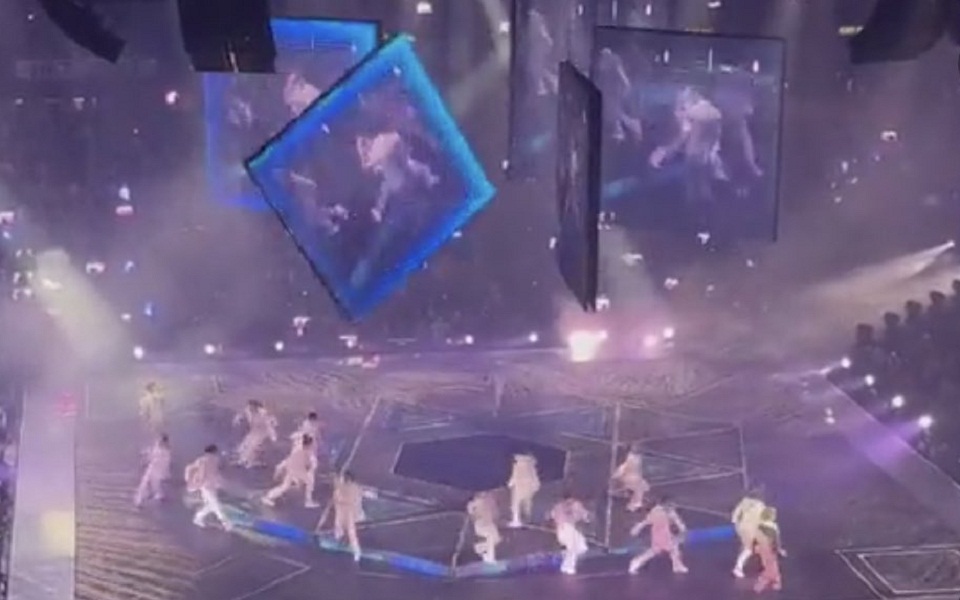 χονγκ-κονγκ-πέντε-τραυματίες-από-πτώσ-561978364