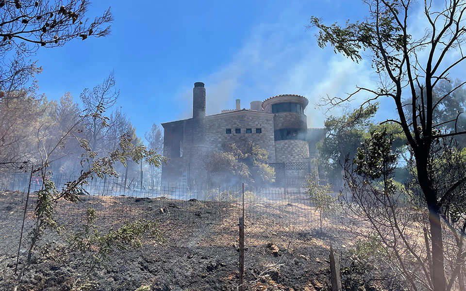 Φωτιά στην Πεντέλη: Το εκρηκτικό κοκτέιλ του «Hot-Dry-Windy» – Πυρομετεωρολόγοι εξηγούν στην «Κ»-1