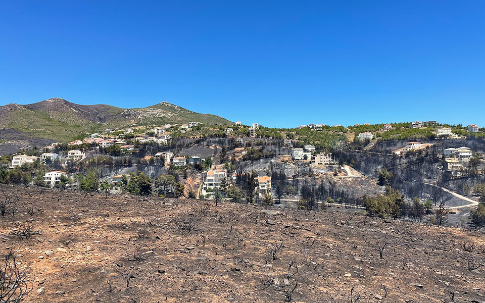 Φωτιά στην Πεντέλη: Μετρούν τις πληγές τους οι κάτοικοι – Καταστροφές σε σπίτια, κάηκαν οχήματα (φωτογραφίες)-21