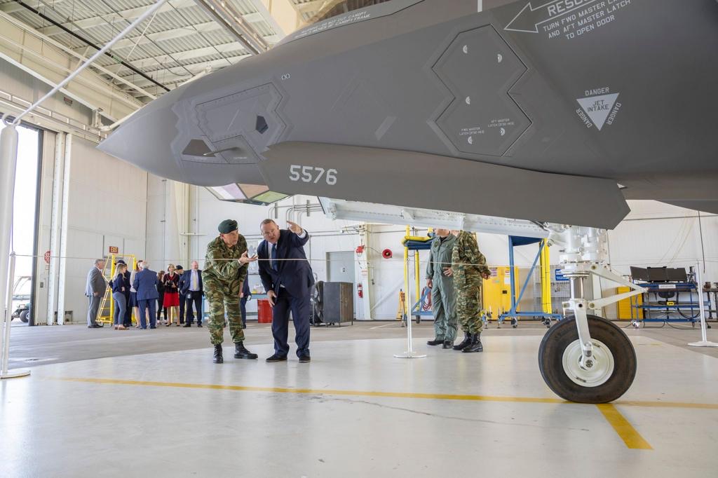 Στις εγκαταστάσεις παραγωγής των F-35 o αρχηγός ΓΕΕΘΑ-2