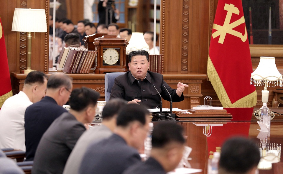 β-κορέα-ξένα-αντικείμενα-από-τον-νότ-561936238