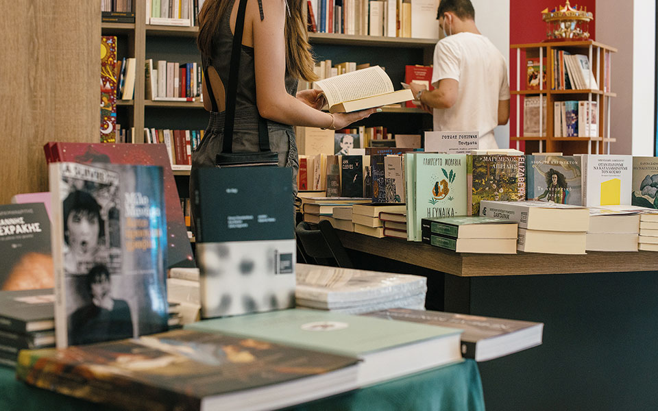 Τι βιβλία ζητούν οι πελάτες στα μικρά βιβλιοπωλεία της Αθήνας;-2