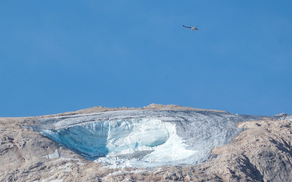 Ιταλία: Έξι νεκροί, 10 αγνοούμενοι από χιονοστιβάδα στις ιταλικές Άλπεις (βίντεο)-1